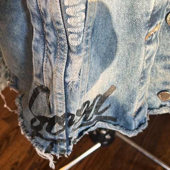 Distressed, long denim Graffiti jacket by top design AMERICAN BAZI. Size 1X - Picture 9 of 11